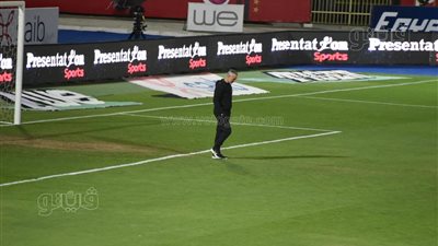 مدرب حراس الأهلي يتفقد أرضية ملعب السلام قبل مواجهة بيراميدز| فيديو وصور 