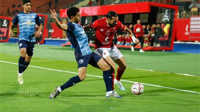 15 دقيقة.. الأهلي يستحوذ وبيراميدز يتراجع وأفشة يهدر أول الفرص | صور