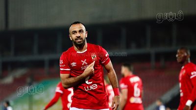 من المدرجات.. أفشة يؤازر لاعبي الأهلي أمام إيسترن كومباني 