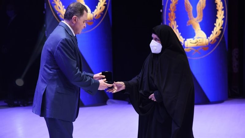 وزير الداخلية يكرم