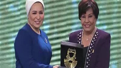 أبرزهن صفاء أبو السعود ونيللي.. انتصار السيسي تكرم عظيمات مصر فى يوم المرأة |صو