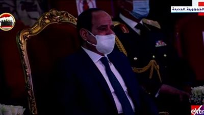 السيسي يبكي أثناء مشاهدة فيلم تسجيلي عن شهداء القوات المسلحة