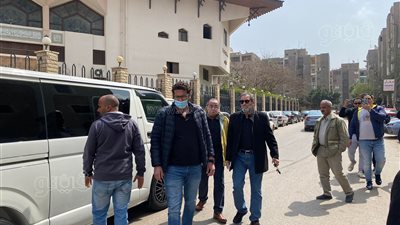 وصول جثمان شقيق أحمد عبد العزيز لمسجد آل رشدان | فيديو وصور 