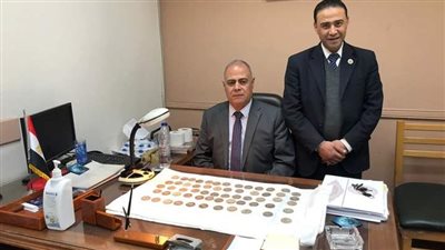 ضبط 20 عملة أثرية بحوزة راكبة بمطار القاهرة