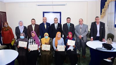 رئيس جامعة سوهاج يكرم 50 طالبا بكلية التربية