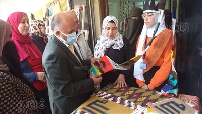 مدير تعليم مطروح يتابع مشغولات مدرسة الفنية بنات ويكرمهن | صور 