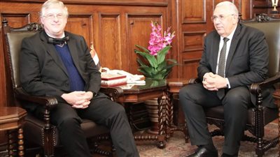 وزير الزراعة يبحث مع ممثل جامعة فلوريدا تخفيض أسعار شتلات الفراولة