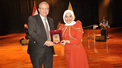 جامعة حلوان تنظم حفلا غنائيا شعريا وسط حضور طلابي كثيف