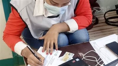 استمرار حملة طرق الأبواب للتطعيم ضد كورونا في أسوان | صور