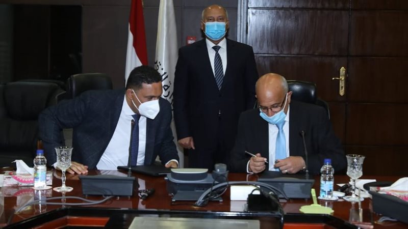 جانب من توقيع البروتوكول