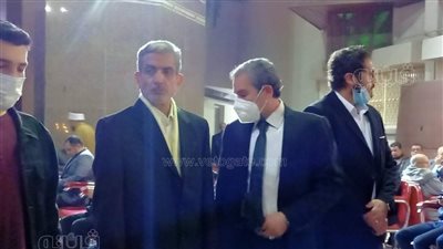 على الحجار وجمال عبدالناصر في عزاء شقيق الفنان احمد عبد العزيز | فيديو 