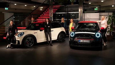 ميني تطلق إصدارا خاصا للمرأة احتفالا بيومها العالمي | صور