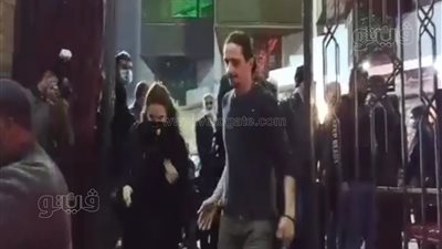 دنيا عبدالعزيز وزوجها يقدمان واجب العزاء في شقيق الفنان أحمد عبدالعزيز.. صور