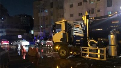 إصلاح ماسورة مياه مكسورة بالجيزة.. وخمس سيارات لشفط المياه