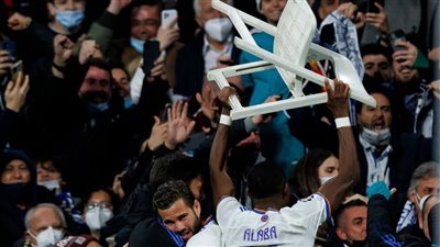 بطريقة غريبة.. ديفيد ألابا يحتفل بتأهل ريال مدريد لدور الثمانية بأبطال أوروبا | فيديو