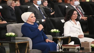 25 صورة ترصد نشاطا حافلا لقرينة الرئيس السيسي 