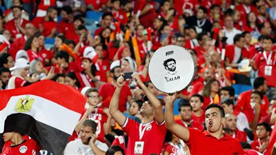 جمهور المنتخب الوطني يشعل أجواء ملعب مواجهة مصر وبوركينا فاسو (فيديو)
