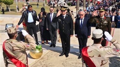  محافظ بورسعيد يضع إكليلا من الزهور علي النصب التذكاري للشهداء| صور