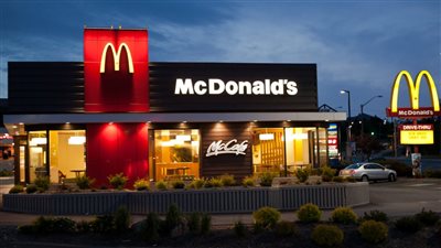 ماكدونالدز يكشف قيمة خسائر إغلاق 847 فرعًا في روسيا 