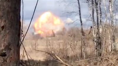 القوات الأوكرانية ترتدي جذوع الأشجار لتدمير رتل دبابات روسي | فيديو 