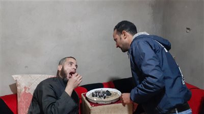  الرجل الخارق بالوراثة «الشيخ شلبي» بياكل الفحم مولع ويتسلق المواسير في الغربية|فيديو