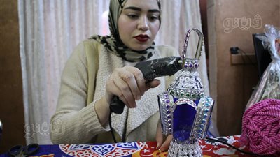 فرحة رمضان في بيت أم دنيا.. حكاية أسرة عشقت تزيين وبيع الفوانيس بباب الخلق| فيديو وصور 