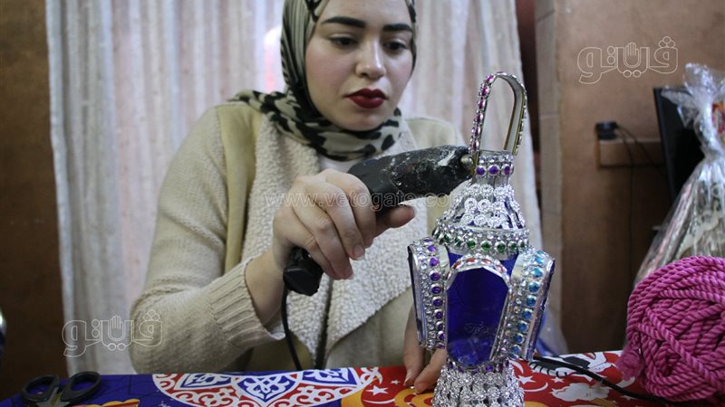 دنيا ووالدتها تزينان