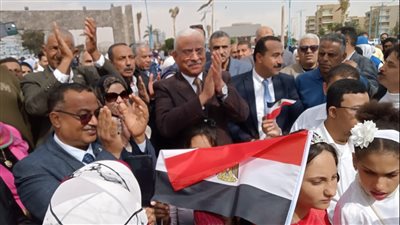 بمشاركة ٢٤٥عارضا.. محافظ السويس يفتتح مهرجان التسوق| صور