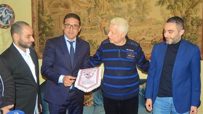 مرتضى منصور يستقبل وفدا من بعثة الوداد المغربي ويهديهم درع الزمالك