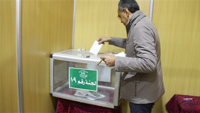 هاني سري الدين وفؤاد بدراوى يدليان بأصواتهما في انتخابات رئاسة الوفد 