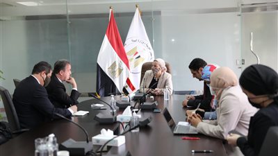 وزيرة البيئة تناقش مع المدير التنفيذي لصندوق المناخ الأخضر نتائج زيارته لمصر