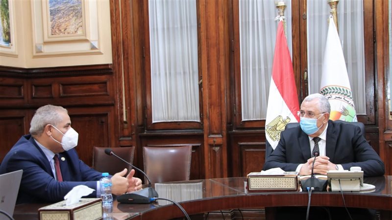 وزير الزراعة مع وفد