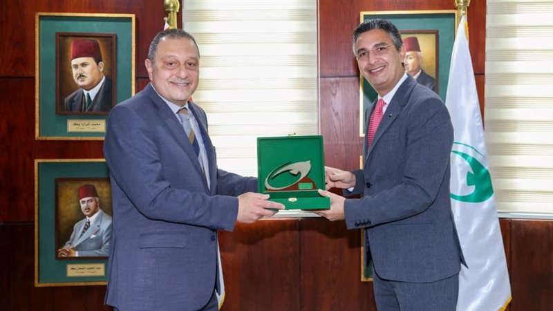 رئيس البريد يستقبل