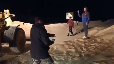 فتح طريق المنيا الواحات بعد غلقه بسبب الطقس السيئ|فيديو