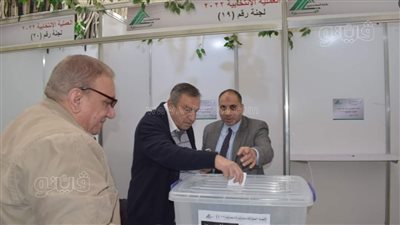 عصام شرف يدلي بصوته في جولة الإعادة بانتخابات المهندسين بالجيزة | صور 