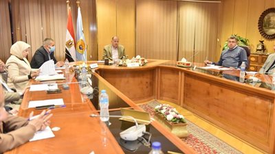 محافظ أسيوط يناقش آخر مستجدات ملف تقنين أراضي الدولة 