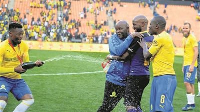 موسيماني يصافح لاعبى صن داونز|فيديو