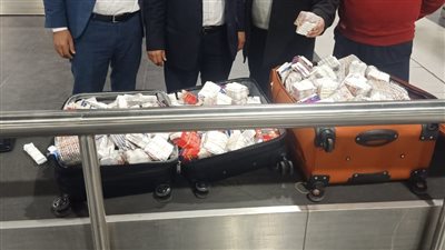 ضبط محاولة تهريب أدوية بشرية بمطار القاهرة| صور