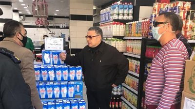 محافظ البحر الأحمر يتفقد السلاسل التجارية للتأكد من توافر السلع الغذائية بأسعار مناسبة