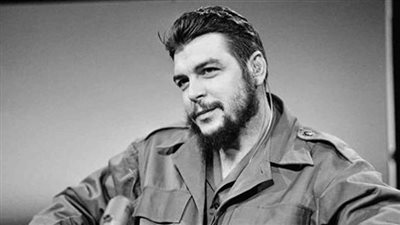 وفاة قاتل تشي جيفارا أشهر ثوري في العالم