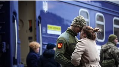 لحظات مؤثرة لجنود أوكرانيين يودعون حبيباتهم قبل التوجه للحرب