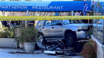 مصرع امرأة وإصابة 7 آخرين في اصطدام سيارة بمطعم في واشنطن | فيديو