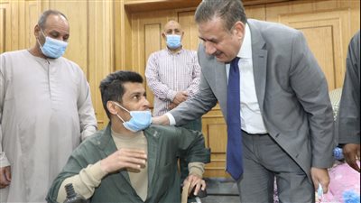 محافظ المنوفية يسلم 53 كرسى كهربائى لذوى الهمم خلال أيام