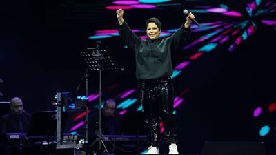 شيرين عبد الوهاب تشعل حفلها بالكويت بأجمل أغانيها وقبلات على الهواء | فيديو وصور