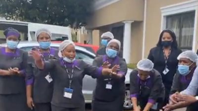 رقص وغناء عاملات فندق الأهلي لتوديع اللاعبين|فيديو