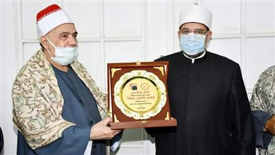 نقابة القراء تهدي درعها لوزير الأوقاف تقديرًا لجهوده في خدمة القرآن الكريم