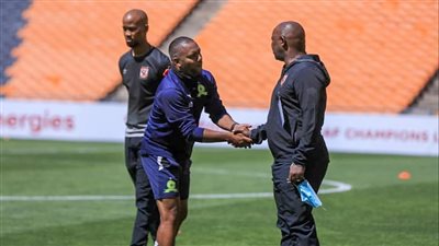 موسيماني يحيي جماهير صن داونز عقب المباراة