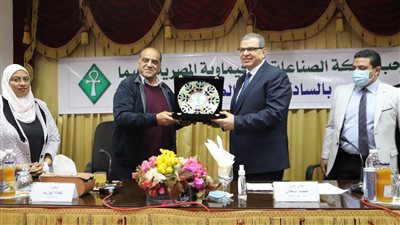 سعفان يتسلم درع 