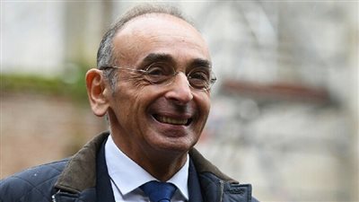 بالبيض.. مسن يهاجم مرشح للرئاسة الفرنسية|فيديو