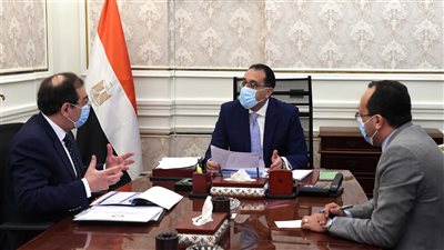 مدبولي يتابع مع وزير البترول موقف توافر الوقود في ظل الأزمة الروسية الأوكرانية